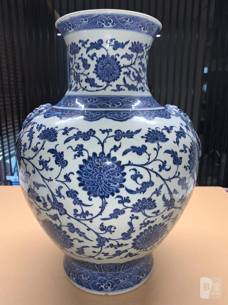 清乾隆 青花缠枝莲纹双铺首大尊 - 图4